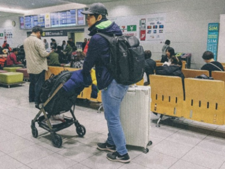 去哪都暢行無阻,從嬰兒時期就可以開始用的 Zooper Jazz2 可折疊、單手即可操控的旅行推車
